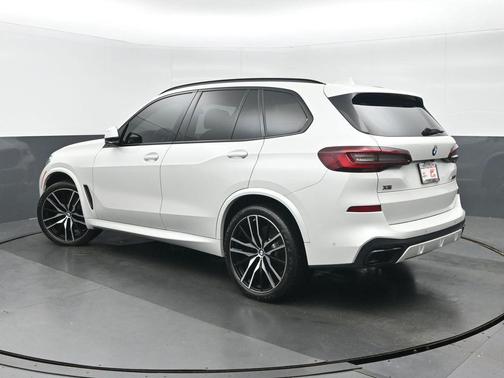 Mineral White Metallic 2022 BMW X5 M50i
