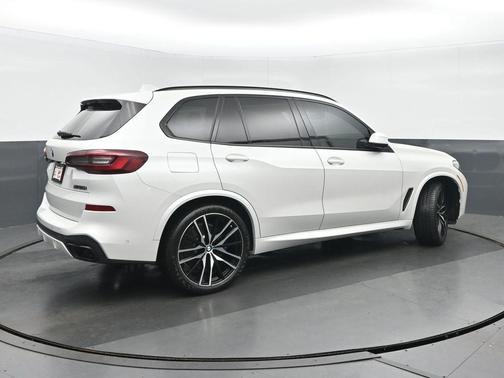 Mineral White Metallic 2022 BMW X5 M50i