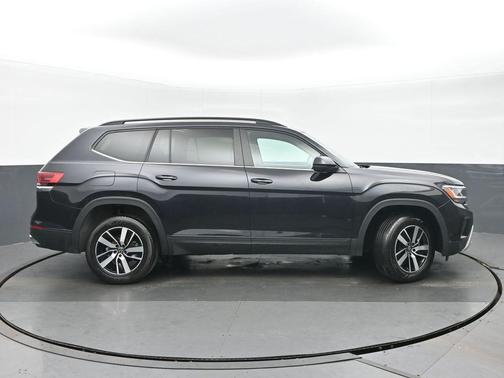 Deep Black 2023 Volkswagen Atlas 2.0T SE