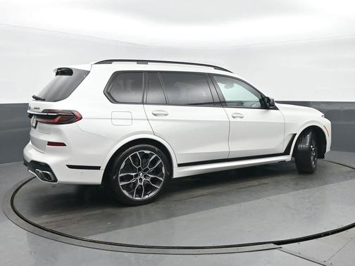 2023 BMW X7 M60i