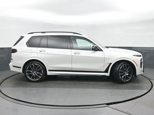 2023 BMW X7 M60i