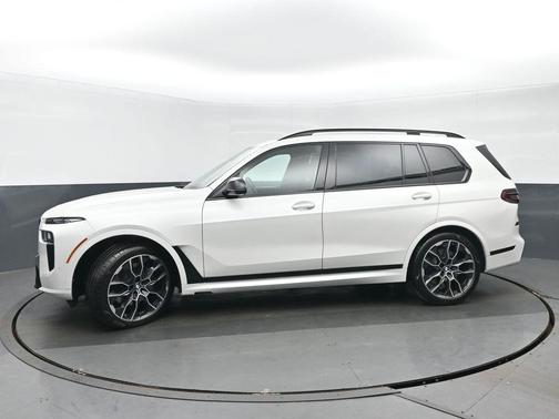Mineral White Metallic 2023 BMW X7 M60i