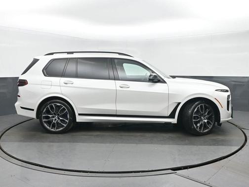 2023 BMW X7 M60i