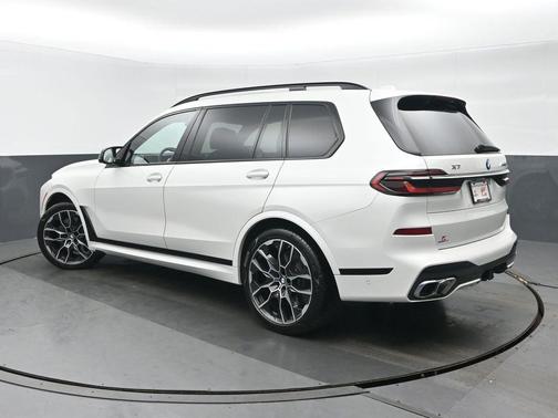 2023 BMW X7 M60i