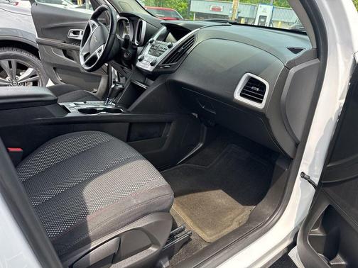 Summit White 2017 Chevrolet Equinox LT