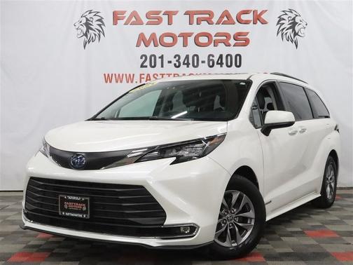 Blizzard Pearl 2021 Toyota Sienna XLE 7 Passenger