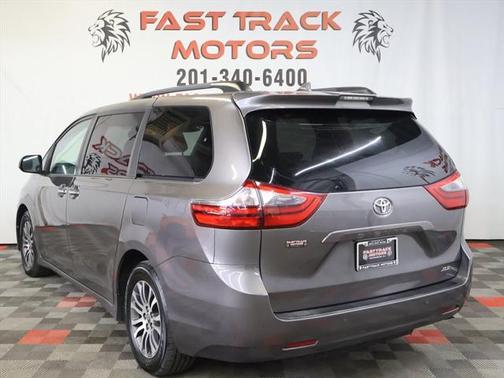 2020 Toyota Sienna XLE