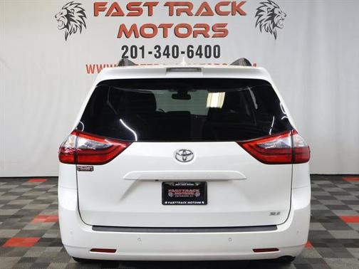 2020 Toyota Sienna XLE