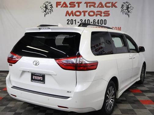 2020 Toyota Sienna XLE