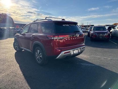 2025 Nissan Pathfinder SL