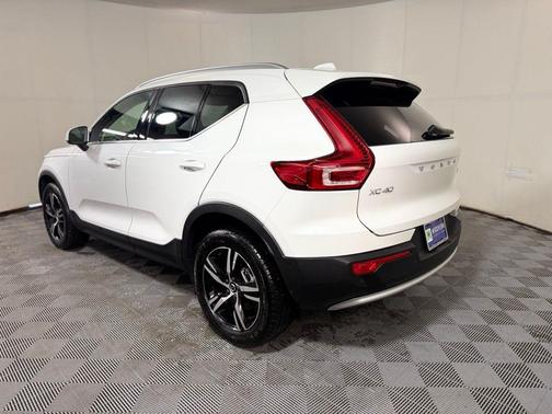 Crystal White Pearl 2025 Volvo XC40 B5 Core Bright Theme