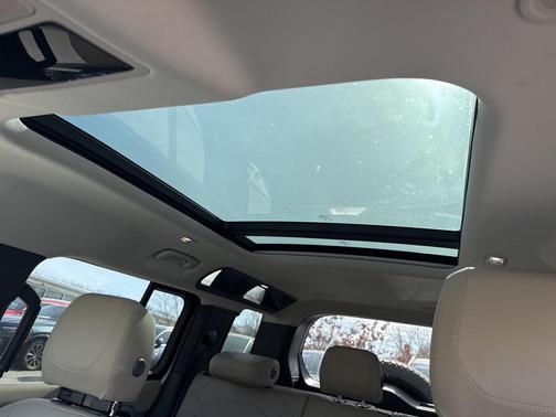 2023 Land Rover Defender 110 SE