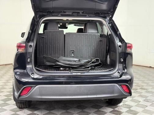 Midnight Black Metallic 2022 Toyota Highlander XLE