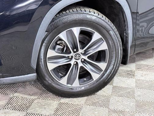 Midnight Black Metallic 2022 Toyota Highlander XLE