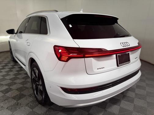 2022 Audi e-tron Premium Plus