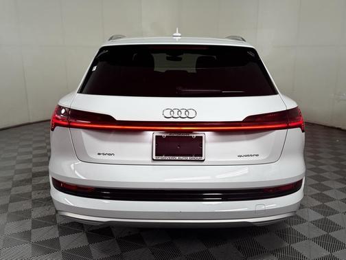 2022 Audi e-tron Premium Plus