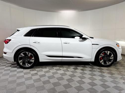 2022 Audi e-tron Premium Plus