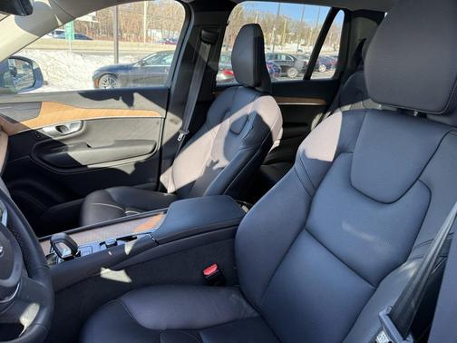 2024 Volvo XC90 B6 Plus Bright Theme 6-Seater