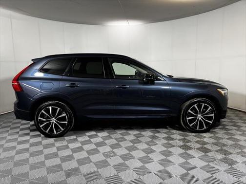 2023 Volvo XC60 B5 Plus Dark Theme