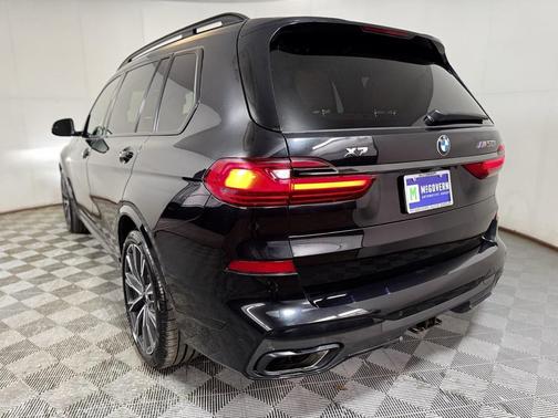 2022 BMW X7 M50i