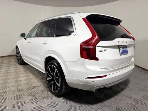 Crystal White 2021 Volvo XC90 T6 Momentum