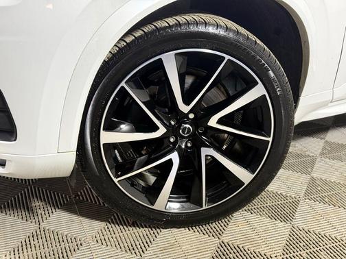 Crystal White 2021 Volvo XC90 T6 Momentum