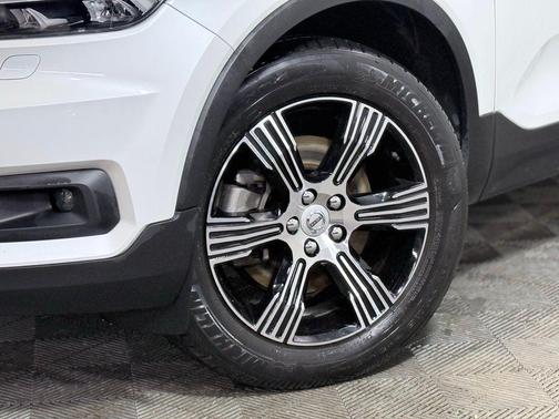 Crystal White 2022 Volvo XC40 T5 Inscription