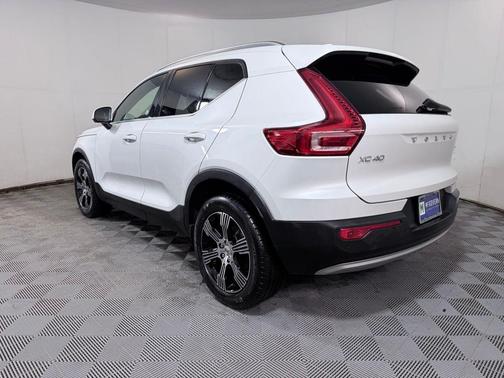 Crystal White 2022 Volvo XC40 T5 Inscription