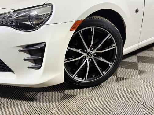White 2017 Toyota 86 SE