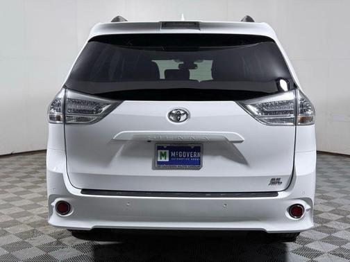 Super White 2019 Toyota Sienna SE