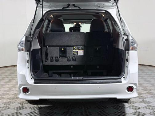 Super White 2019 Toyota Sienna SE