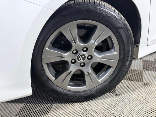 Super White 2019 Toyota Sienna SE