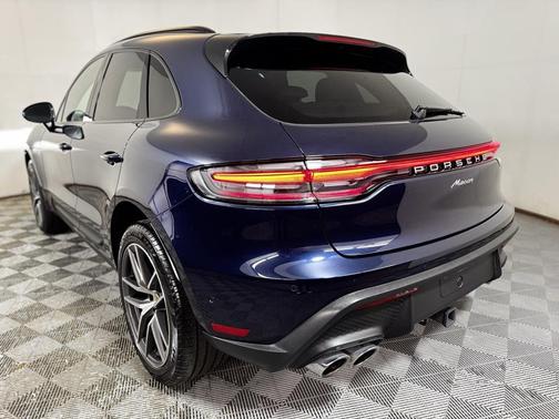 2022 Porsche Macan Base (PDK)