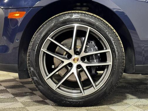 2022 Porsche Macan Base (PDK)