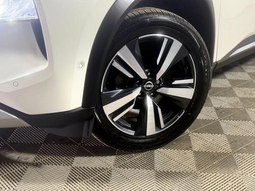 Pearl White Tricoat/Super Black 2022 Nissan Rogue Platinum