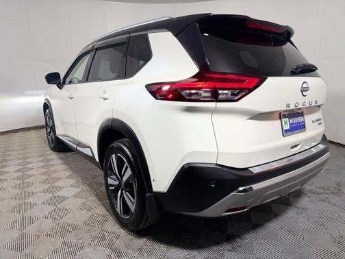 Pearl White Tricoat/Super Black 2022 Nissan Rogue Platinum