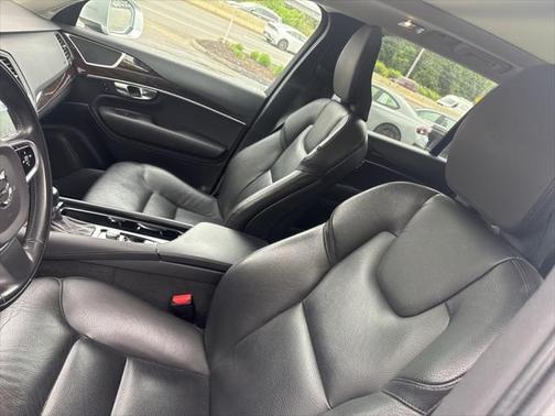 2019 Volvo XC90 T6 Momentum