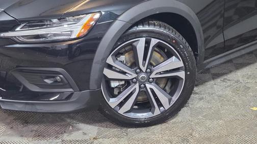 2025 Volvo V60 Cross Country Plus, B5 AWD Gas (mild hybrid)
