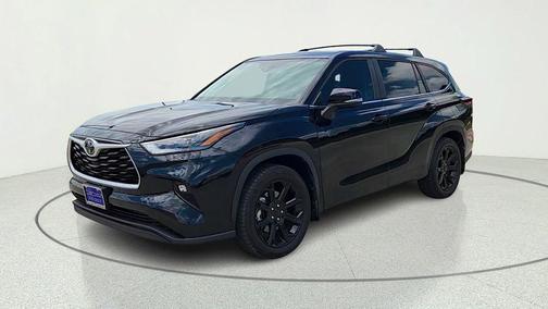 Midnight Black Metallic 2024 Toyota Highlander LE