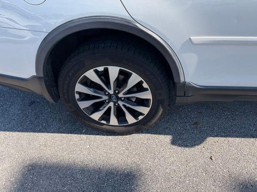 Crystal White Pearl 2017 Subaru Outback 3.6R Limited