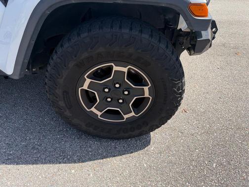 Bright White Clearcoat 2018 Jeep Wrangler Unlimited Sahara