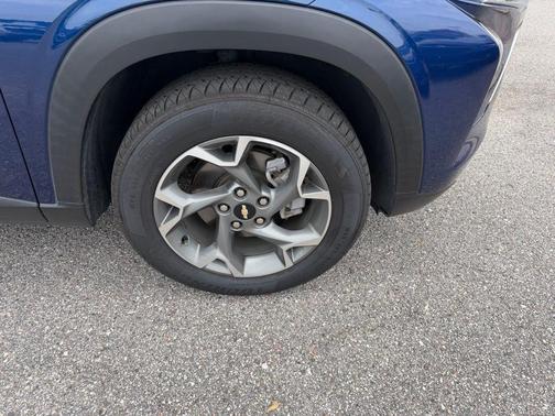 Blue Glow Metallic 2024 Chevrolet Trax LT