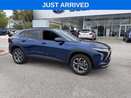 Blue Glow Metallic 2024 Chevrolet Trax LT