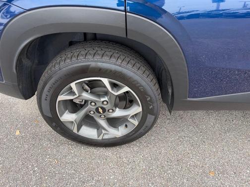 Blue Glow Metallic 2024 Chevrolet Trax LT