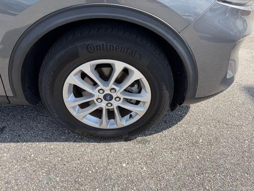 Carbonized Gray Metallic 2022 Ford Escape SE