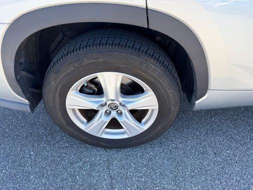 2020 Toyota Highlander LE