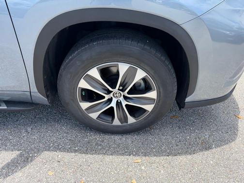 Moon Dust 2023 Toyota Highlander Hybrid XLE