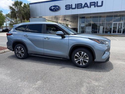 Moon Dust 2023 Toyota Highlander Hybrid XLE