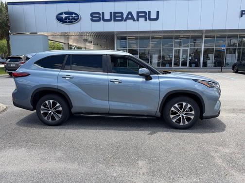 Moon Dust 2023 Toyota Highlander Hybrid XLE