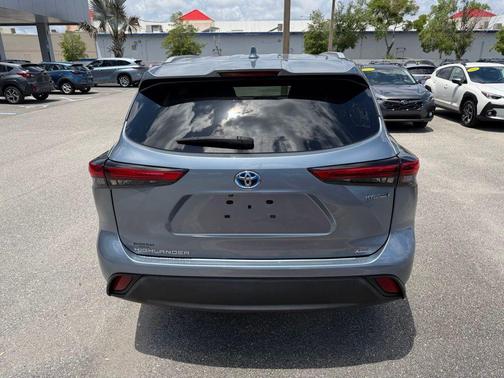 Moon Dust 2023 Toyota Highlander Hybrid XLE